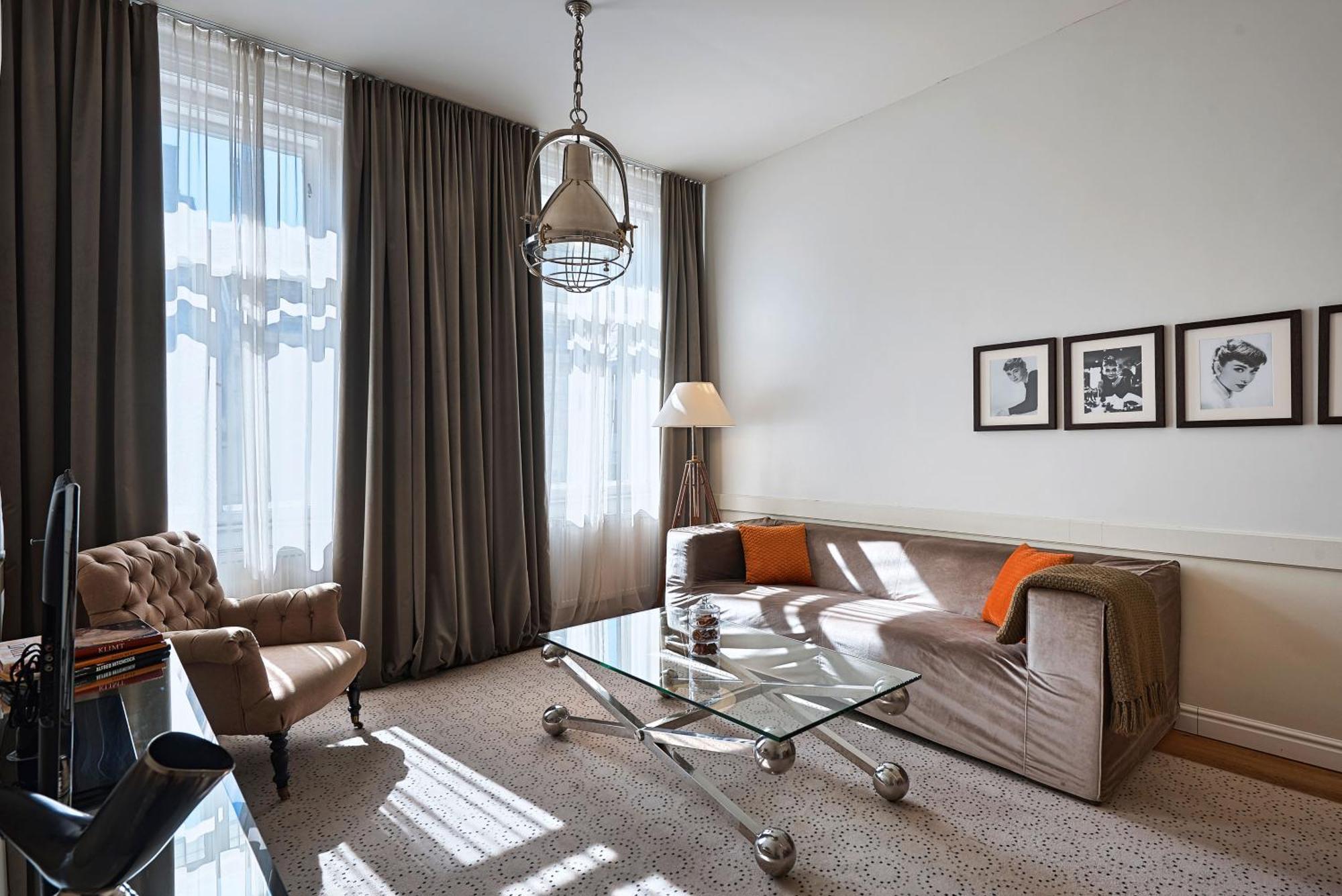 Apartament 6 *