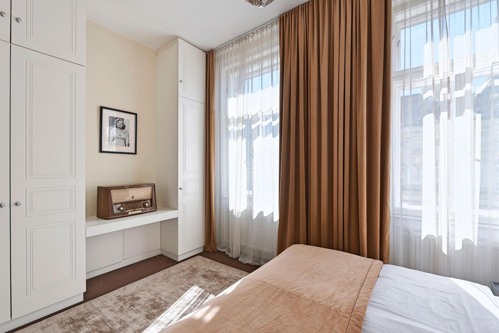 Apartament 6 *