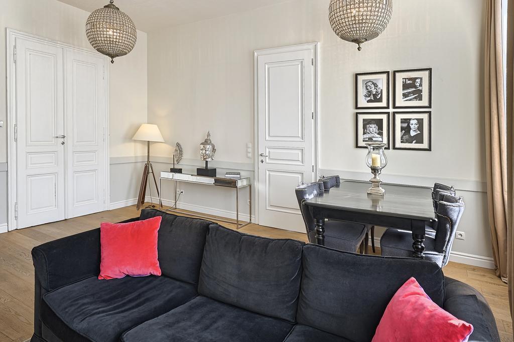 Apartament 6 *